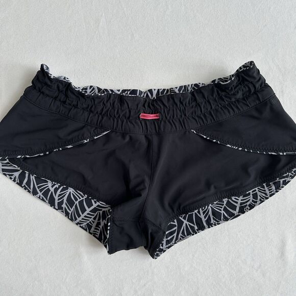 Lululemon Shanti Surf Short Pretty Palm Black Angel Wing White Size 6 ? - Picture 6 of 9